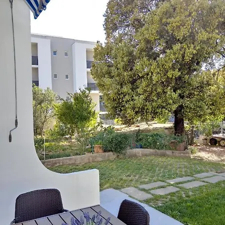 Tihana-ground Floor With Large Terrace Apartamento